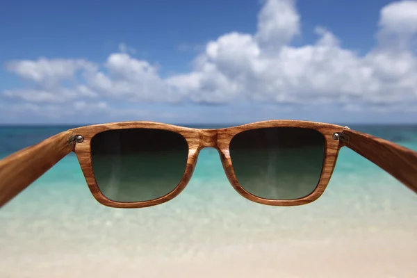 Sunglasses and sea beach — Stock Photo, Image