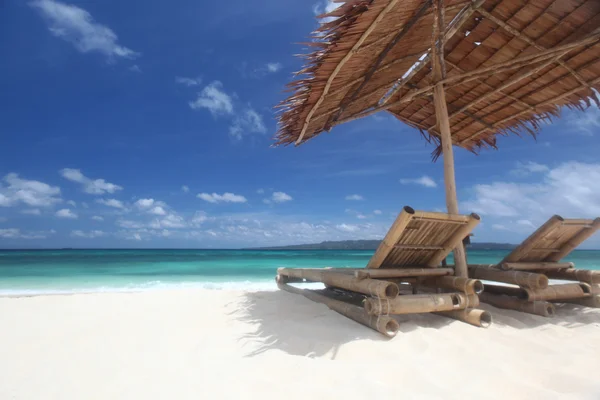 Židle s slunečník na pláži — Stock fotografie