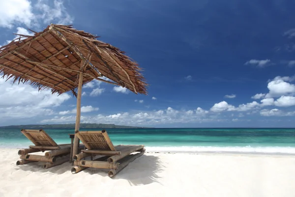 Židle s slunečník na pláži — Stock fotografie