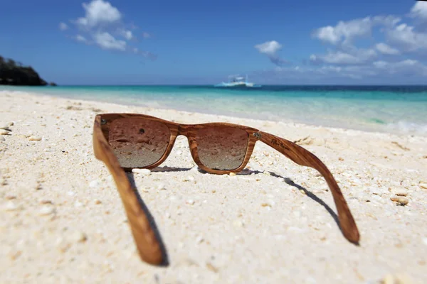 Sunglasses on sea beach — Stock Photo, Image