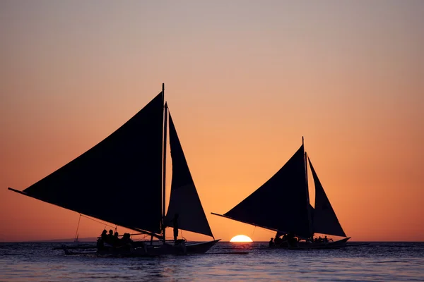 Яхти на заході сонця — стокове фото