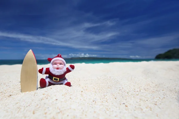 Papai Noel na praia tropical — Fotografia de Stock