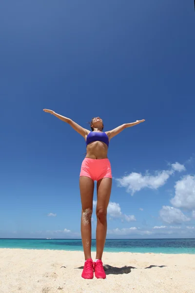 Femme faisant de l'exercice sur la plage — Photo