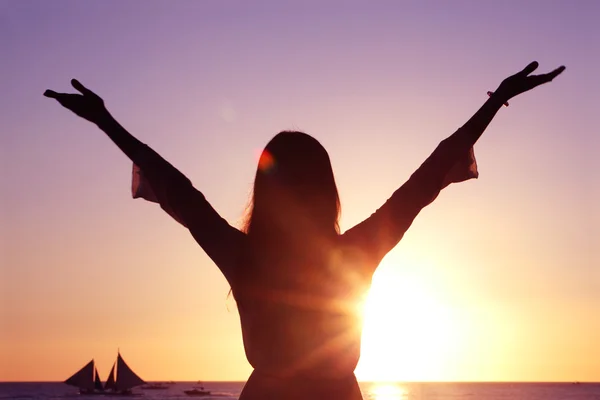 Woman at sunset by the sea — 图库照片