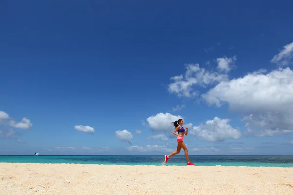 Žena jogging na pláži — Stock fotografie