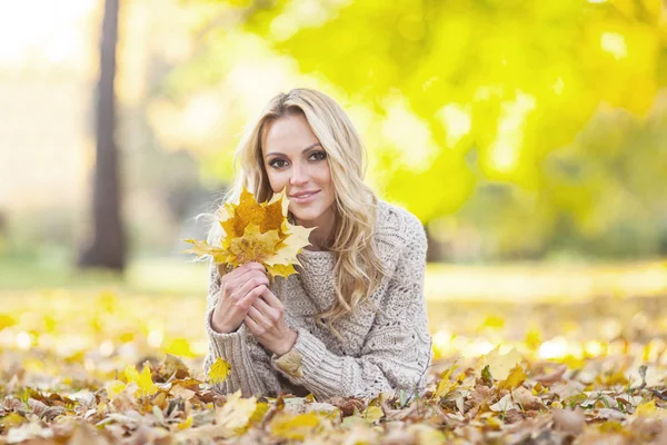 Mujer en el parque de otoño — Foto de Stock