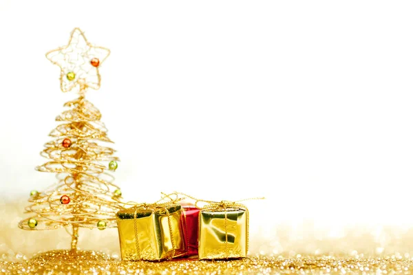 Hermoso árbol de Navidad decorativo dorado y regalos —  Fotos de Stock