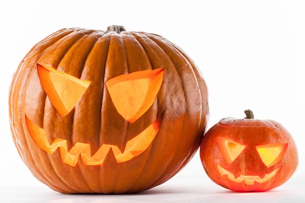 Halloween pompoenen op wit — Stockfoto