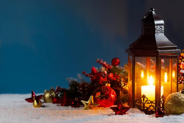 圣诞背景 灯笼里点着蜡烛 雪中挂着易碎的装饰品 — 图库照片