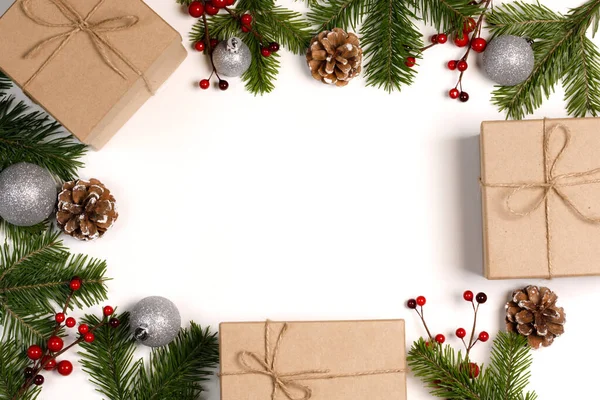圣诞树枝 带有松果 红色浆果和白色背景的礼品盒 并附有复制空间 — 图库照片