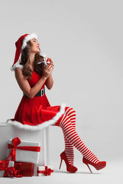 Beautiful Christmas Pinup Girl Red Santa Dress Striped Stockings Gift — Stock Photo, Image