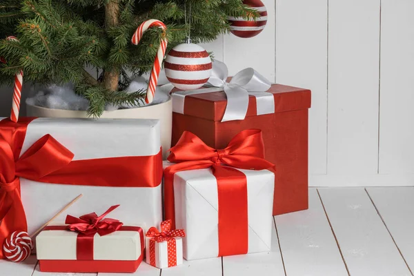 Tarjeta Feliz Navidad Con Regalos Decorados Árbol Navidad Dulces — Foto de Stock