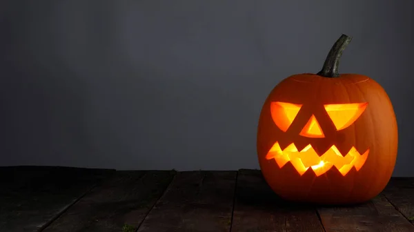 Αστεία Λαμπερό Halloween Jack Lantern Κολοκύθα Γκρι Φόντο — Φωτογραφία Αρχείου