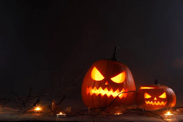 Halloween Dynie Głowa Jack Latarni Świece Suche Liście Klonu Mgle — Zdjęcie stockowe