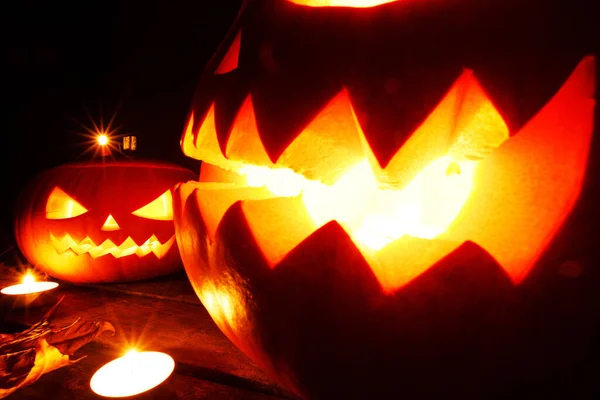 Linternas Cabeza Calabaza Halloween Velas Encendidas Sobre Fondo Madera Negro —  Fotos de Stock