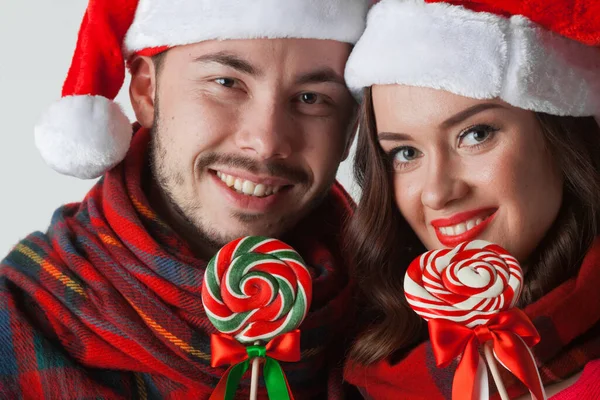 Giovane Felice Coppia Sorridente Natale Cappelli Babbo Natale Con Lecca — Foto Stock