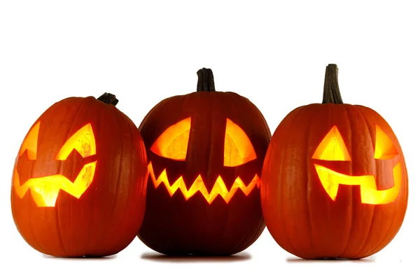 Drie Halloween Pompoenen Geïsoleerd Witte Achtergrond — Stockfoto