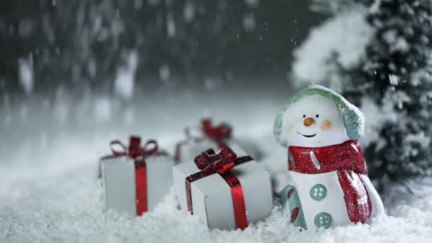 Malé Dekorativní Sněhulák Vánoční Dárky Pod Padajícím Sněhem Vánoční Novoroční — Stock video