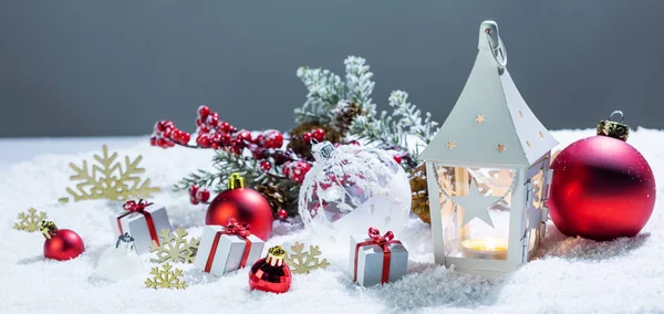 圣诞贺卡 上面有礼物 球和雪中闪耀的白色灯笼 — 图库照片