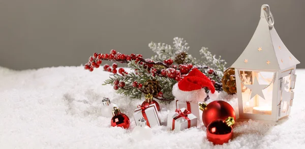 Tarjeta Navideña Con Regalos Bolas Linterna Blanca Brillante Nieve — Foto de Stock