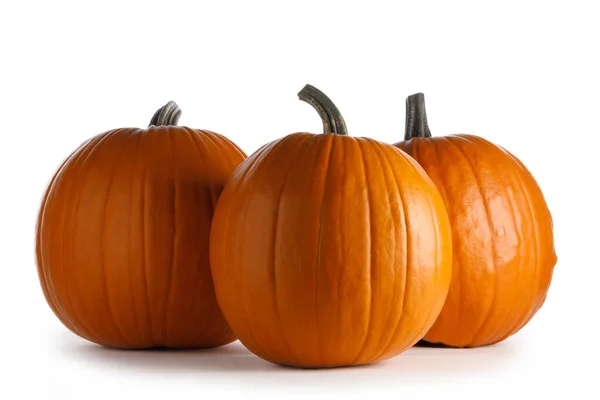 Drie Hele Oranje Pompoenen Geïsoleerd Witte Achtergrond — Stockfoto