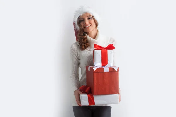 Праздничная Блондинка Шляпе Санты Кучей Рождественских Подарков Белом Фоне — стоковое фото