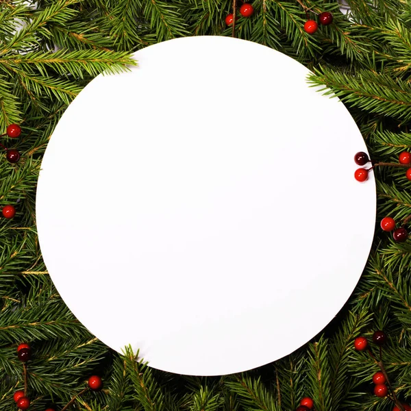 Natuurlijke Spar Kerstboom Rode Bessen Ronde Rand Frame Geïsoleerd Wit — Stockfoto