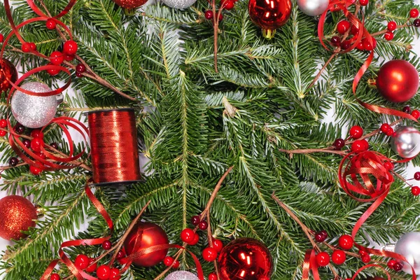 Natale Copmosition Abete Ramo Rosso Decorazioni Palle Bagattelle Nastri Pino — Foto Stock