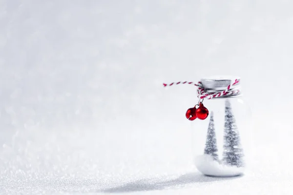 Çinde Çizgili Kurdele Çan Köknar Ağaçları Olan Cam Kavanozun Noel — Stok fotoğraf