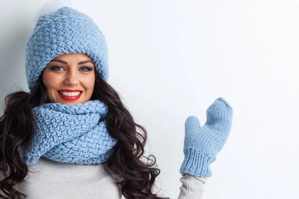 Mulher Sorridente Usando Chapéu Inverno Malha Azul Cachecol Mitenes — Fotografia de Stock