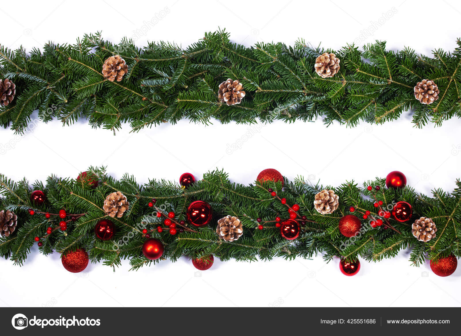 モミの木の枝のクリスマスフレームの装飾白い背景に隔離された赤いホリーベリーの泡 ストック写真 C Yellow2j
