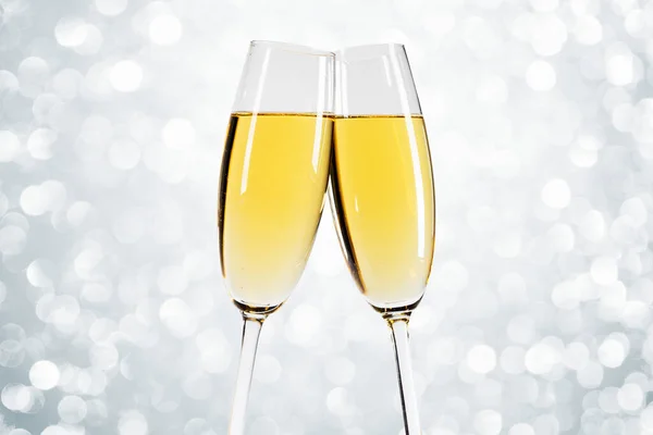 Twee Glazen Champagne Met Bokeh Lichten Achtergrond Nieuwjaarsfeest Concept — Stockfoto