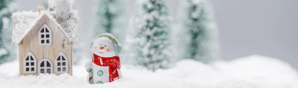 Pequeño Muñeco Nieve Decorativo Cerca Casa Madera Bosque Abeto Bajo — Foto de Stock