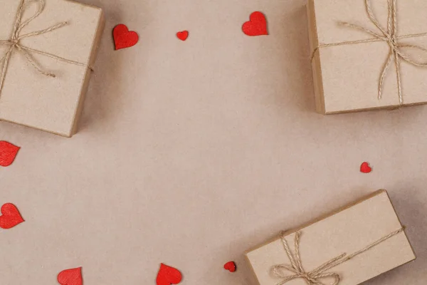 Kahverengi Sanatları Kağıdına Sarılı Kutular Kırmızı Kağıt Kalpler Sevgililer Günü — Stok fotoğraf