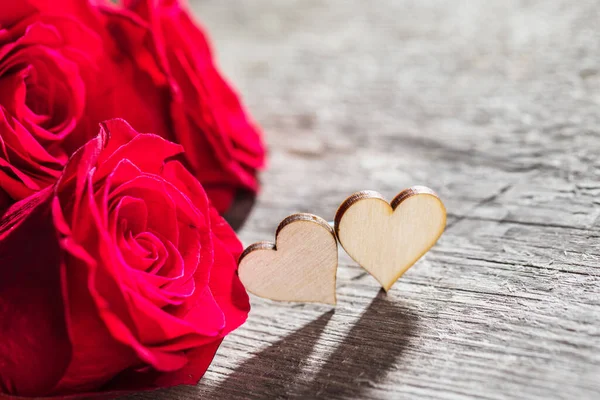 Herzen Und Rote Rosen Auf Holzhintergrund Valentinstag Design — Stockfoto