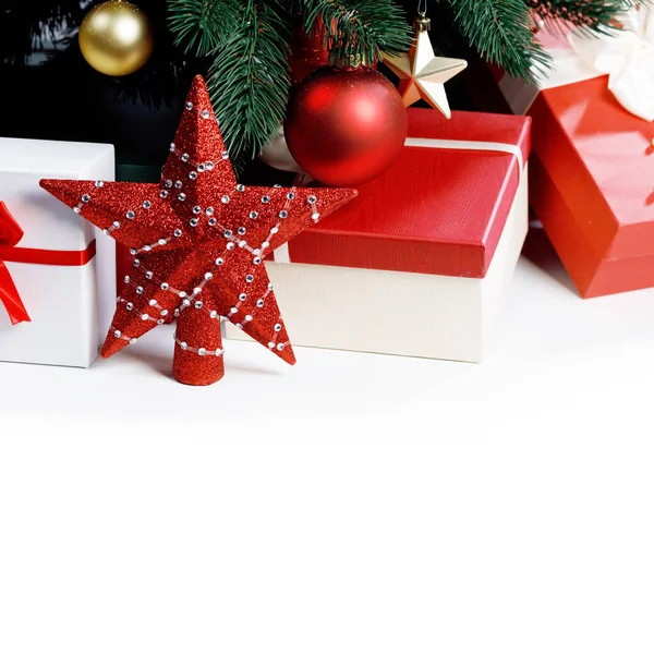 Geschmückte Weihnachtsgeschenke Und Stern Isoliert Auf Weißem Hintergrund — Stockfoto