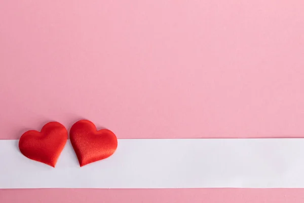 バレンタインデー2つの赤い絹の心とピンクの紙の背景に白い紙 愛の概念 — ストック写真