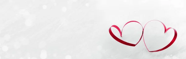 白い毛皮の背景に赤いハート型のリボンコピースペースとバレンタインデーのデザイン — ストック写真