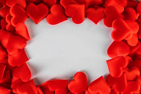 Tarjeta Blanca Del Día San Valentín Muchos Corazones Seda Roja —  Fotos de Stock