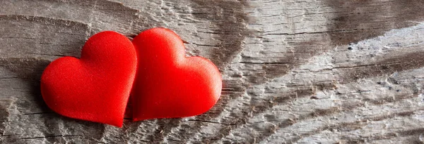 Valentinstag Zwei Rote Seidenherzen Auf Holzgrund Liebeskonzept — Stockfoto