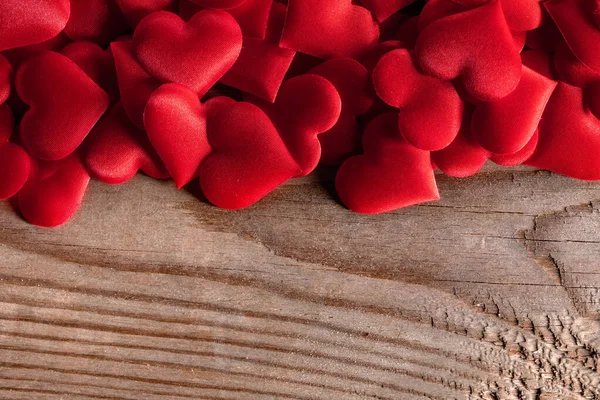 Valentinstag Viele Rote Seidenherzen Auf Holzgrund Liebeskonzept — Stockfoto