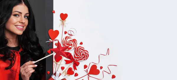 Frau Mit Zauberstab Der Nähe Valentinstag Dekoration Und Herzförmige Lutscher — Stockfoto