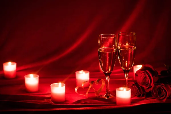 День Святого Валентина Фон Шампанськими Окулярами Троянди Свічки Серця — стокове фото