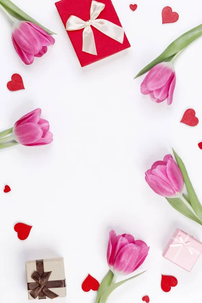 Flores Tulipa Rosa Presentes Corações Vermelhos Presentes Composição Isolada Fundo — Fotografia de Stock