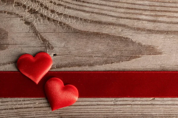 Valentinstag Zwei Rote Seidenherzen Und Schleifenstreifen Auf Holzgrund Liebeskonzept — Stockfoto