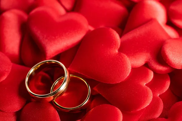 Dos Anillos Boda Dorados Sobre Fondo Corazones Rojos — Foto de Stock