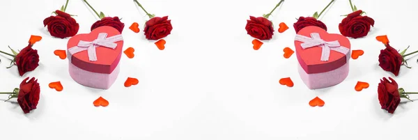 Hermoso Regalo Forma Corazón Caja Con Lazo Cinta Rosa Flores — Foto de Stock
