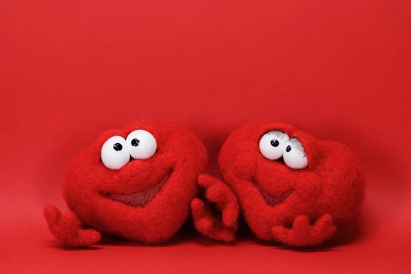テキストのためのコピースペース 愛のシンボル ヘルスケア バレンタインデーのコンセプトを持つ赤い背景の2つのおもちゃの赤いハート — ストック写真