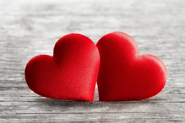 San Valentino Due Cuori Seta Rossa Sfondo Legno Concetto Amore — Foto Stock