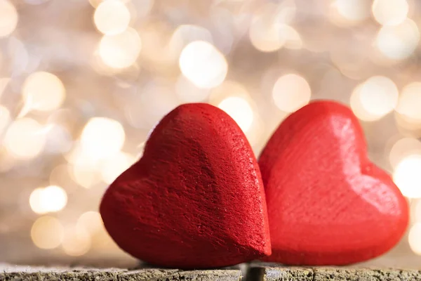 Dois Pequenos Corações Madeira Vermelha Artesanal Luzes Douradas Brilhantes Bokeh — Fotografia de Stock
